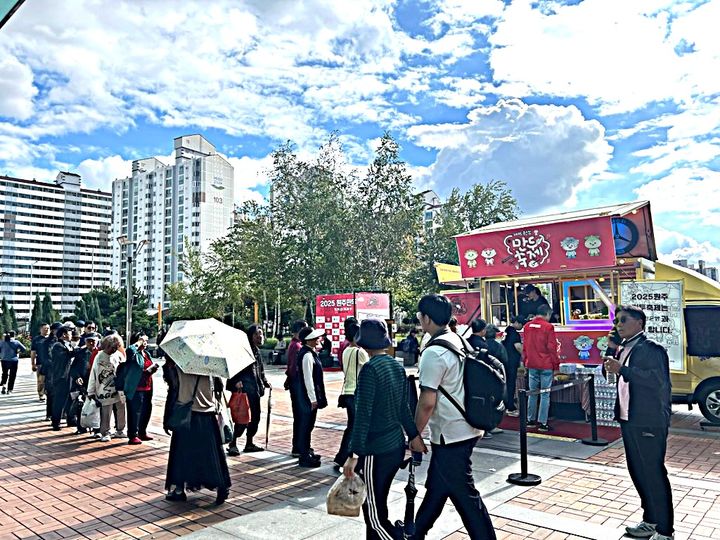 [원주=뉴시스] 서울 청량리역 앞 만두트럭 운영 모습. (사진=원주시 제공) 2025.10.16. photo@newsis.com *재판매 및 DB 금지