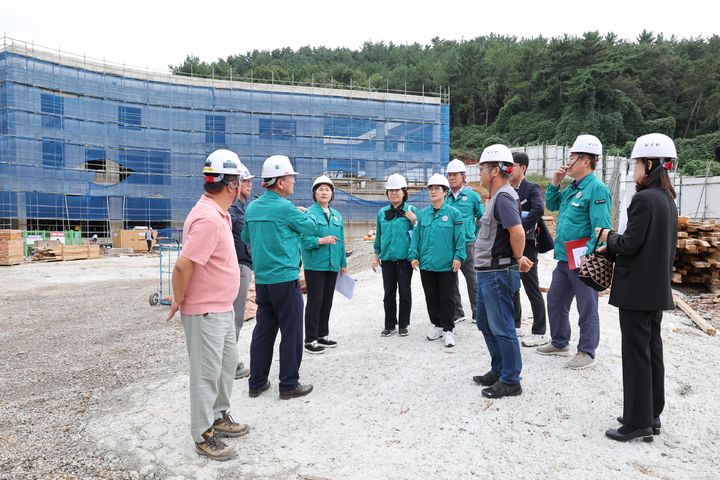 [고성(경남)=뉴시스] 신정철 기자= 경남 고성군의회(의장 최을석)가 제305회 임시회 기간 중인 15일부터 17일까지 3일간, 1읍·13개 면과 주요 사업장을 대상으로 현장확인 의정활동을 펼치고 있다.사진은 산업경제위원회로 구성된 군의원이 고성읍·삼산·하일·하이·상리·대가·영현면 일대를 중심으로 지역 관광과 정주여건 개선 관련 사업들을 집중적으로 점검하고 있다.(사진=고성군의회 제공).2025.10.16. photo@newsis.com *재판매 및 DB 금지