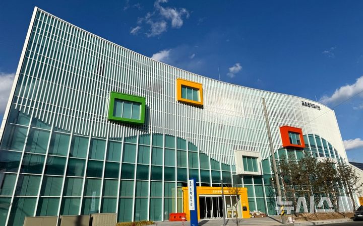 [포항=뉴시스] 송종욱 기자 = 포항시가 장애인·노약자 이용 환경을 개선해 모두가 함께하는 독서 문화 서비스를 실현한다. 사진은 북구 흥해읍 포은흥해도서관 전경. (사진=포항시 제공) 2025.10.16. photo@newsis.com