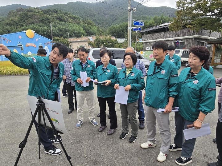 [고성(경남)=뉴시스] 신정철 기자= 경남 고성군의회(의장 최을석)가 제305회 임시회 기간 중인 15일부터 17일까지 3일간, 1읍·13개 면과 주요 사업장을 대상으로 현장확인 의정활동을 펼치고 있다.사진은 기획행정위원회 소속 군의원들이 영오·개천·구만·회화·마암·동해·거류면 일대를 중심으로 지역 주민 편의와 생활환경 개선 관련 사업들을 직접 확인하고, 추진상황을 점검하고 있다.(사진=고성군의회 제공).2025.10.16. photo@newsis.com *재판매 및 DB 금지