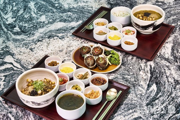 [서울=뉴시스] 한화호텔앤드리조트의 라이프 스타일 브랜드 마티에 오시리아가 선보인 올릭 전복장 세트. photo@newsis.com