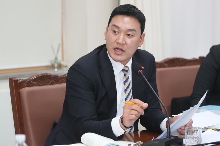 [제주=뉴시스] 김기환 제주도의원이 16일 오후 제443회 도의회 임시회 환경도시위원회 행정사무감사에서 질의하고 있다. (사진=제주도의회 제공) 2025.10.16. photo@newsis.com *재판매 및 DB 금지