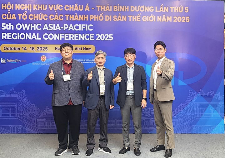 [고창=뉴시스] 지난 14일부터 3일간 베트남 후에시에서 열린 '제5차 세계유산도시기구 아태지역(OWHC-AP) 총회'에 참가한 김영식 부군수(왼쪽 두번째) 등 고창군대표단이 기념사진을 찍고 있다. *재판매 및 DB 금지