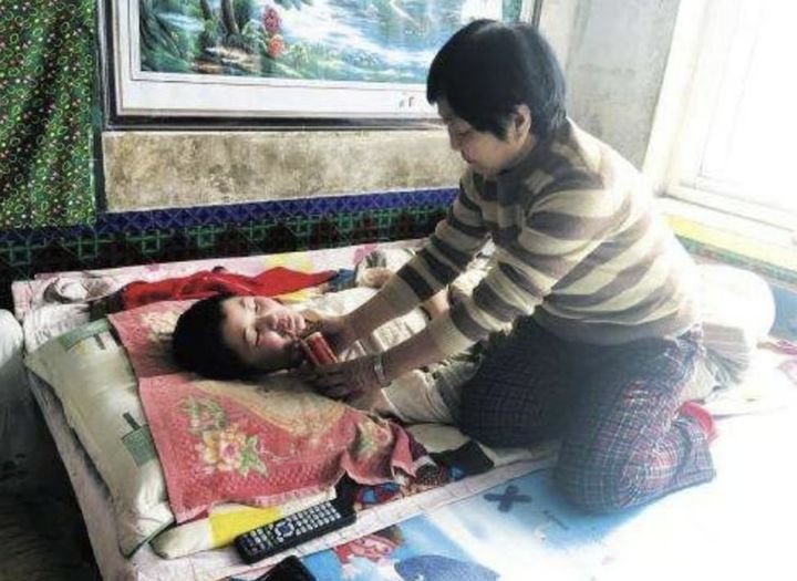 [서울=뉴시스] 혼수상태에 빠진 여자친구를 헌신적으로 돌봤던 남성이 알고 보니 그녀를 의식불명 상태로 만든 폭행 가해자였다는 사실이 뒤늦게 알려지며 충격을 주고 있다. (사진=SCMP 갈무리) 2025.10.16 *재판매 및 DB 금지