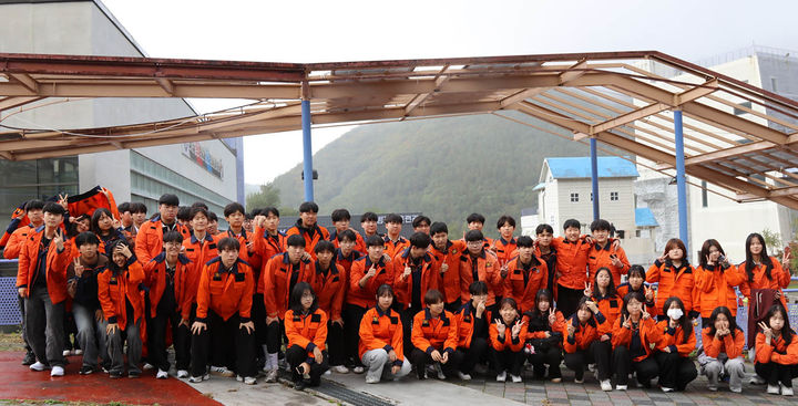[태백·영월=뉴시스] 영월 한국소방마이스터고등학교 학생들이 16일 강원특별자치도 소방학교에서 소방안전 및 응급대응 실전 훈련을 실시한 뒤 기념촬영하고 있다. (사진=강원소방학교 제공) 2025.10.16. photo@newsis.com *재판매 및 DB 금지