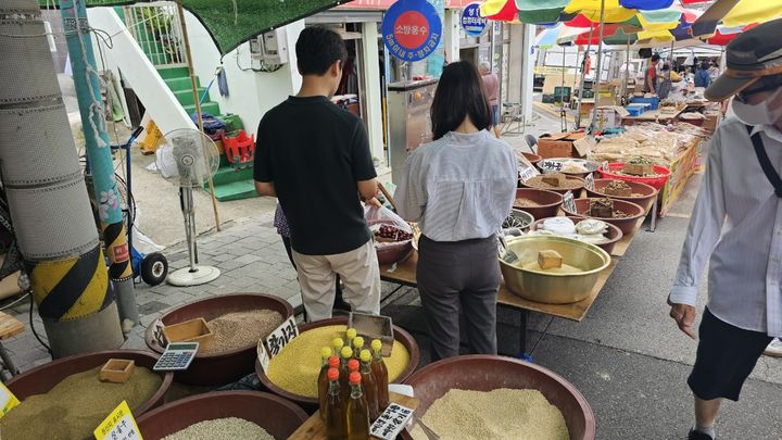 [진주=뉴시스]국립농산물품질관리원 경남지원, 추석 명절 전통시장 제수용품 원산지 점검.(사진=경남농관원 제공).2025.10.16.photo@newsis.com *재판매 및 DB 금지