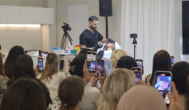 [서울=뉴시스] 휴젤의 스웨덴 '리볼렉스 마스터 클래스'에서 유세프 하파르 박사가 현장 시연을 진행하고 있다. (사진=휴젤 제공) 2025.10.16. photo@newsis.com *재판매 및 DB 금지