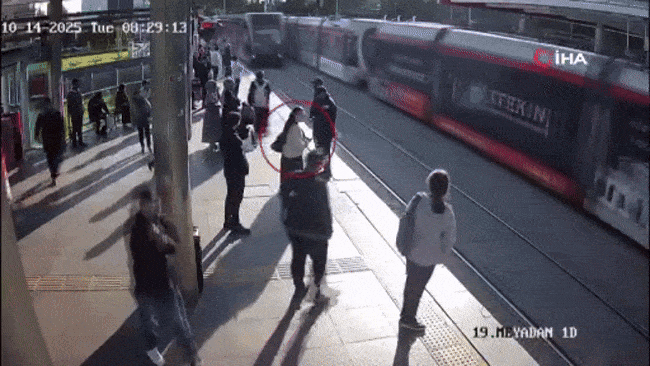 [뉴시스]이어폰을 낀 채 길을 건너려던 승객이 트램에 부딪힐 뻔한 모습이 담긴 폐쇄회로(CC)TV 영상이 공개됐다.(사진=cnnturk 인스타그램)2025.10.14.1 *재판매 및 DB 금지