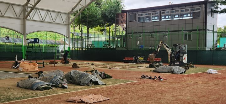 [계룡=뉴시스]지난달 개장한 계룡 전천후테니스장이 규격에 맞지 않게 시공돼 재공사에 들어갔다. 2025. 10. 16 photo@newsis.com *재판매 및 DB 금지
