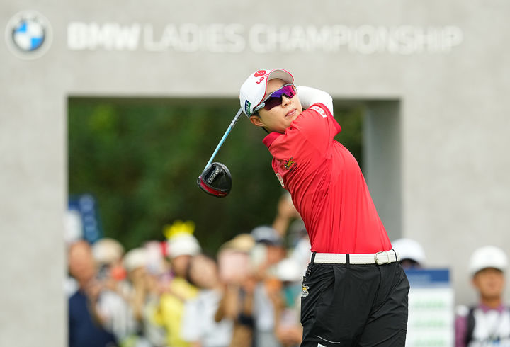 [서울=뉴시스] 김효주가 16일 전남 해남군 파인비치 골프링크스(파72)에서 열린 LPGA 투어 BMW 레이디스 챔피언십(총상금 230만 달러) 1라운드 1번 홀에서 티샷을 하고 있다. (사진=BMW 레이디스 챔피언십 대회 조직위원회 제공) 2025.10.16. *재판매 및 DB 금지