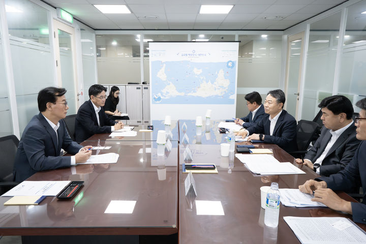 해수부 장관, 항만물류 업계와 간담회…북극항로 선점 위한 협력 당부