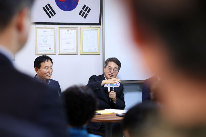 [수원=뉴시스] 김동연 지사가 16일 포천시 마치미 마을에서 열린 ‘경기 RE100 최우수 마을 현판 제막식’에서 발언하고 있다(사진=경기도 제공)2025.10.16. photo@newsis.com *재판매 및 DB 금지