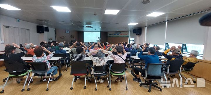 [안양=뉴시스] 안양시 만안보건소가 최근 재가암 환자를 대상으로 신체적·정서적 건강 증진을 위한 프로그램을 진행했다.(사진=안양시 제공).2025.10.16. photo@newsis.com