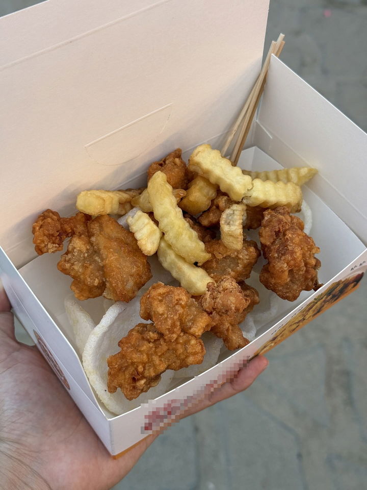 [서울=뉴시스] 논란의 진주시 유등축제 닭강정. (사진=스레드 캡처) *재판매 및 DB 금지