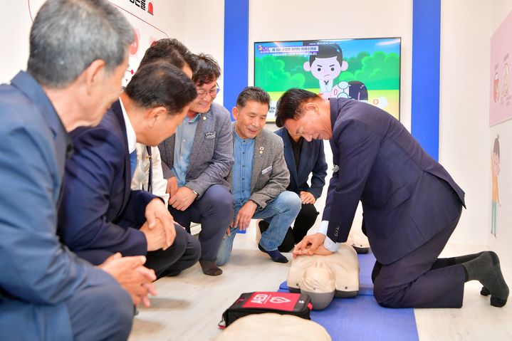 [장성=뉴시스] 김한종 전남 장성군수가 장성군보건소 앞 심폐소생술 체험관에서 실습을 하고 있다. (사진 = 장성군 제공) 2025.10.16. photo@newsis.com *재판매 및 DB 금지