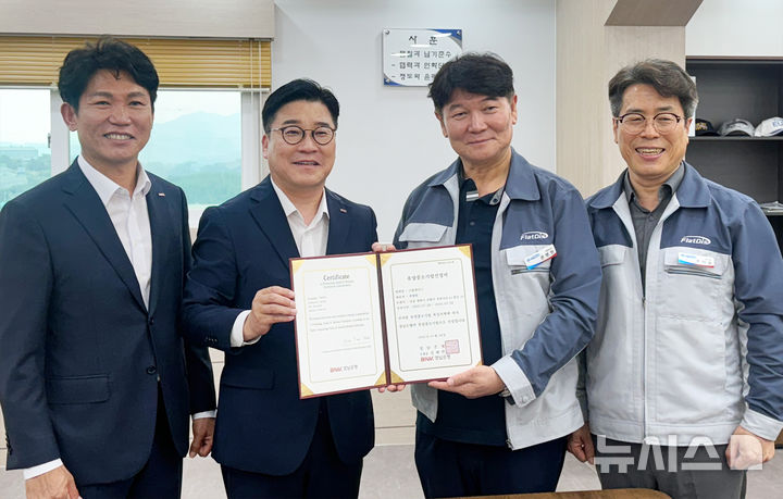 [창원=뉴시스]BNK경남은행 중부영업그룹 허종구 부행장(왼쪽서 두 번째부터)이 창원시 진해구에 있는 ㈜플렛디스를 방문해 권병헌 대표에게 유망중소기업 인증서를 전달한 후 기념촬영하고 있다.(사진=BNK경남은행 제공) 2025.10.16. photo@newsis.com