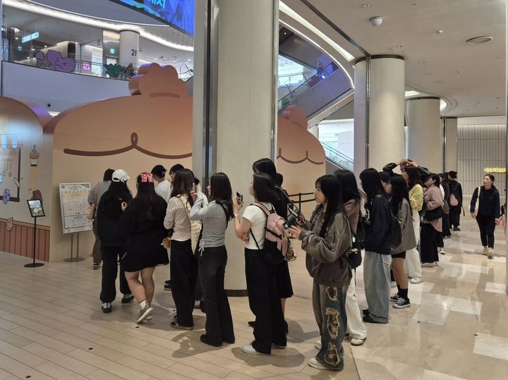 [서울=뉴시스] 네이버웹툰이 슈퍼 IP '마루는 강쥐'의 새로운 팝업스토어 '마루의 숲속 베이커리에 놀러와'를 연다. 이번 팝업스토어는 10월 16일부터 26일까지 서울 송파구 롯데월드몰 1층 아트리움에서 운영되며, 운영 시간은 오전 10시 30분부터 오후 10시까지다(입장 마감 오후 9시). (사진=네이버웹툰 제공) 2025.10.16. photo@newsis.com *재판매 및 DB 금지