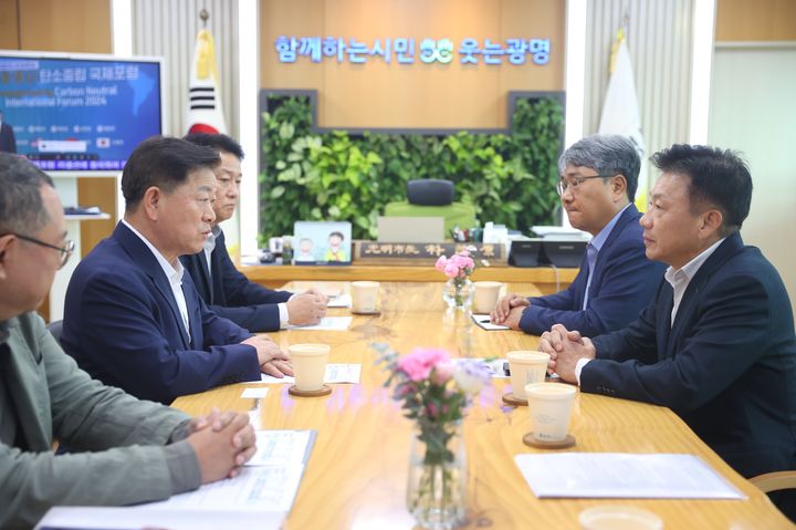 [광명=뉴시스] 박승원 경기 광명시장(왼쪽 두번째)이 16일 시장 집무실에서 송치영 포스코이앤씨 사장(오른쪽 첫번째)과 대화하고 있다. (사진=광명시 제공) 2025.10.16. photo@newsis.com *재판매 및 DB 금지