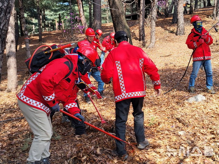 [시흥=뉴시스] 경기 시흥시가 '산불방지 대책본부’를 운영하는 등 가을철 산불 예방에 주력한다. (사진=시흥시 제공) 2025.10.16.photo@newsis.com 