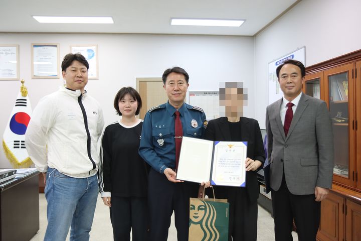 [서울=뉴시스]16일 서울 양천경찰서는 보이스 피싱 범죄 예방에 기여한 관내 주민 A씨에게 경찰서장 감사장을 전달했다. (사진=양천경찰서) 2025.10.16 photo@newsis.com *재판매 및 DB 금지