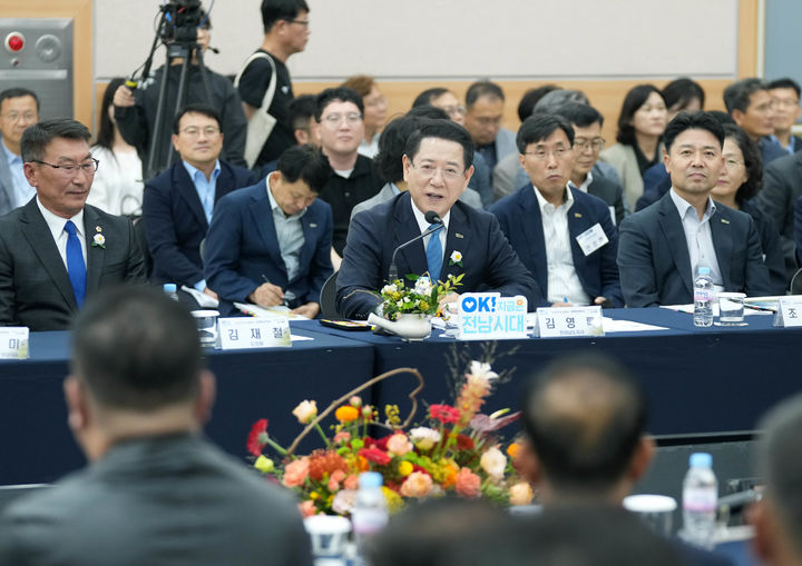 [보성=뉴시스] 김영록 전남도지사가 16일 보성군청에서 열린 보성군 정책비전 투어 행사에 참석해 인사말을 하고 있다. (사진 = 전남도 제공) 2025.10.16. photo@newsis.com *재판매 및 DB 금지