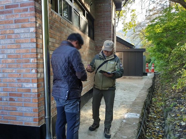 [정읍=뉴시스] 내장산국립공원이 가을 단풍철을 맞아 오는 25일~11월9일 공원내 불법·무질서 행위에 대한 집중단속에 나선다고 밝혔다. 공원사무소 직원이 공원 내 흡연자를 적발하고 있다. *재판매 및 DB 금지