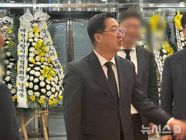 [대전=뉴시스] 김도현 기자 = 16일 오후 이장우 대전시장이 대전 서구 둔산동 대전을지대병원 장례식장에 마련된 고 이상민 국민의힘 대전시당위원장 빈소를 찾아 관계자들과 인사를 나누고 있다. 2025.10.16. kdh1917@newsis.com