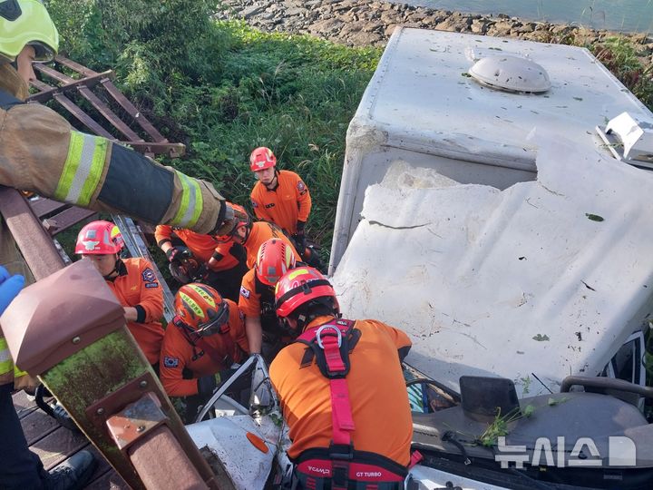 1t 포터와 충돌한 1t 탑차, 5m 추락…1명 심정지·3명 부상