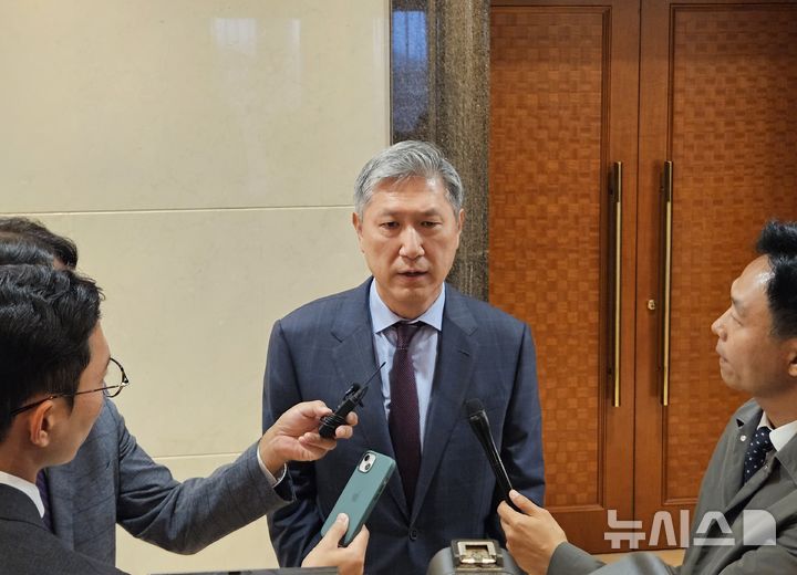 [베이징=뉴시스] 베이징특파원 공동취재단 = 노재헌 신임 주중대사가 16일 오후 중국 베이징 서우두국제공항에 도착해 특파원들과 만나 소감을 밝히고 있다. 2025.10.16 photo@newsis.com