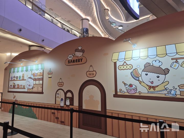 [서울=뉴시스] 신효령 기자 = 네이버웹툰이 16일 서울 송파구 롯데월드몰 1층 아트리움에 슈퍼 IP '마루는 강쥐'의 새로운 팝업스토어 '마루의 숲속 베이커리에 놀러와'를 열었다. 이번 팝업스토어는 10월 26일까지 서울 송파구 롯데월드몰 1층 아트리움에서 운영되며, 운영 시간은 오전 10시 30분부터 오후 10시까지다(입장 마감 오후 9시). 2025.10.16. photo@newsis.com