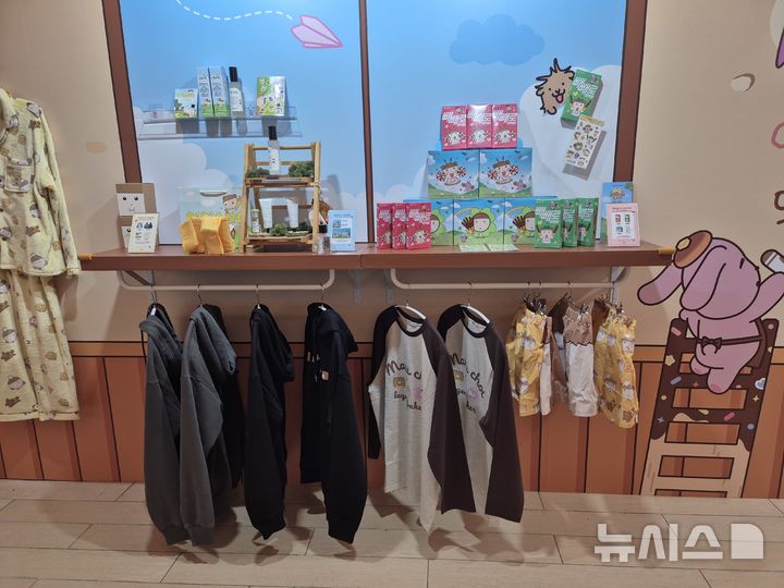 [서울=뉴시스] 신효령 기자 = 네이버웹툰이 16일 서울 송파구 롯데월드몰 1층 아트리움에 슈퍼 IP '마루는 강쥐'의 새로운 팝업스토어 '마루의 숲속 베이커리에 놀러와'를 열었다. 이번 팝업스토어는 10월 26일까지 서울 송파구 롯데월드몰 1층 아트리움에서 운영되며, 운영 시간은 오전 10시 30분부터 오후 10시까지다(입장 마감 오후 9시). 2025.10.16. photo@newsis.com