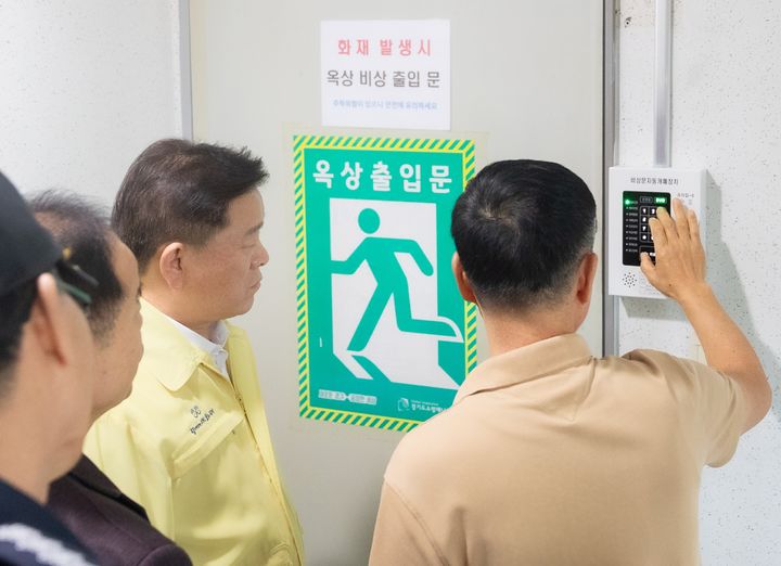 [광명=뉴시스]박승원 광명시장이 16일 소하동 금호어울림아파트를 방문해 출입문 자동개폐장치 현장 등을 점검하고 있다.(사진=광명시 제공)2025.10.16.photo@newsis.com *재판매 및 DB 금지