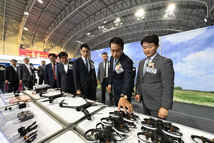 [남원=뉴시스] 김종효 기자 = 16일 남원종합스포츠타운에서 열린 '2025 남원국제드론제전 with 로봇' 개막식, 최경식 남원시장(오른쪽 두번째)과 행사에 참석한 국토교통부 관계자 등이 드론·로봇전시&컨퍼런스관에서 전시된 드론을 살펴보고있다. 2025.10.16. kjh6685@newsis.com *재판매 및 DB 금지