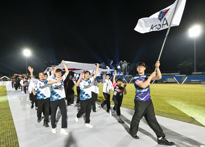 [남원=뉴시스] 김종효 기자 = 16일 남원종합스포츠타운에서 열린 '2025 남원국제드론제전 with 로봇' 개막식, 드론축구 참가선수들이 입장하고 있다. 2025.10.16. kjh6685@newsis.com *재판매 및 DB 금지