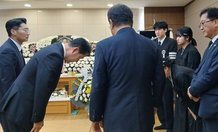 [대전=뉴시스] 조명휘 기자 = 장동혁 국민의힘 대표가 16일 오후 이상민 전 의원의 빈소가 마련된 대전을지대병원 장례식장을 찾아 유족들을 위로하고 있다. 2025.10.16. photo@newsis.com *재판매 및 DB 금지