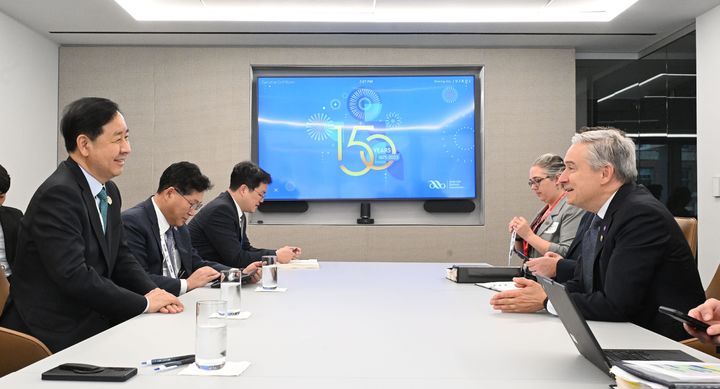 [서울=뉴시스] 구윤철 경제부총리 겸 기획재정부 장관이 미국 워싱턴DC 미국은행협회에서 프랑수아 필립 샹파뉴 캐나다 재무장관과 면담하고 있다. 현재 구 부총리는 주요20개국(G20) 재무장관회의와 국제통화기금 및 세계은행(IMF/WB) 연차총회 참석차 미국을 방문 중이다. (사진=기획재정부 제공) 2025.10.16. photo@newsis.com *재판매 및 DB 금지
