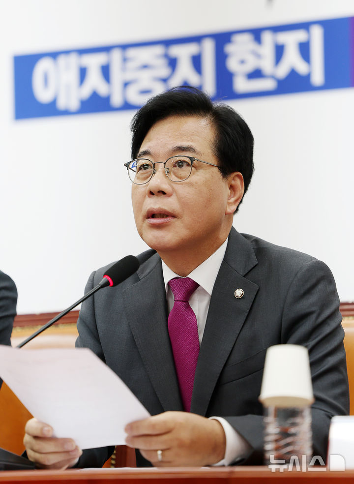 [서울=뉴시스] 김명년 기자 = 송언석 국민의힘 원내대표가 16일 오전 서울 여의도 국회에서 열린 최고위원회의에서 발언하고 있다. 2025.10.16. kmn@newsis.com