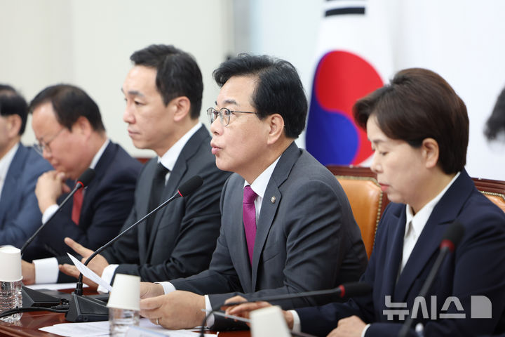 [서울=뉴시스] 김명년 기자 = 송언석 국민의힘 원내대표가 16일 오전 서울 여의도 국회에서 열린 최고위원회의에서 발언하고 있다. 2025.10.16. kmn@newsis.com