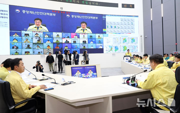 [세종=뉴시스] 강종민 기자 = 윤호중 중앙재난안전대책본부장(행정안전부 장관)이 지난 16일 세종시 정부세종청사 중앙재난안전상황실에서 열린 국가정보자원관리원 행정정보시스템 화재 관련 중대본 회의에서 발언하고 있다. 2025.10.16. ppkjm@newsis.com