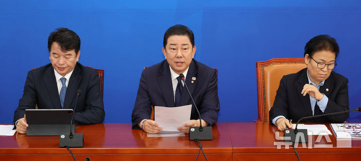 [서울=뉴시스] 김금보 기자 = 김병기 더불어민주당 원내대표가 16일 오전 서울 여의도 국회에서 열린 국정감사대책회의에서 발언을 하고 있다. 2025.10.16. kgb@newsis.com
