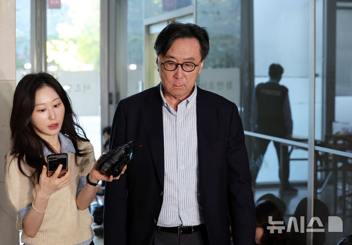 [서울=뉴시스] 배훈식 기자 = 장호진 전 국가안보실장이 16일 오전 서울 서초구 순직해병 특검 사무실에 피의자 신분으로 출석하며 취재진의 질문에 입을 닫고 있다. 2025.10.16. dahora83@newsis.com