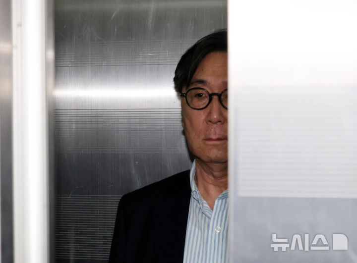 [서울=뉴시스] 배훈식 기자 = 장호진 전 국가안보실장이 16일 오전 서울 서초구 순직해병 특검 사무실에 피의자 신분으로 출석하고 있다. 2025.10.16. dahora83@newsis.com