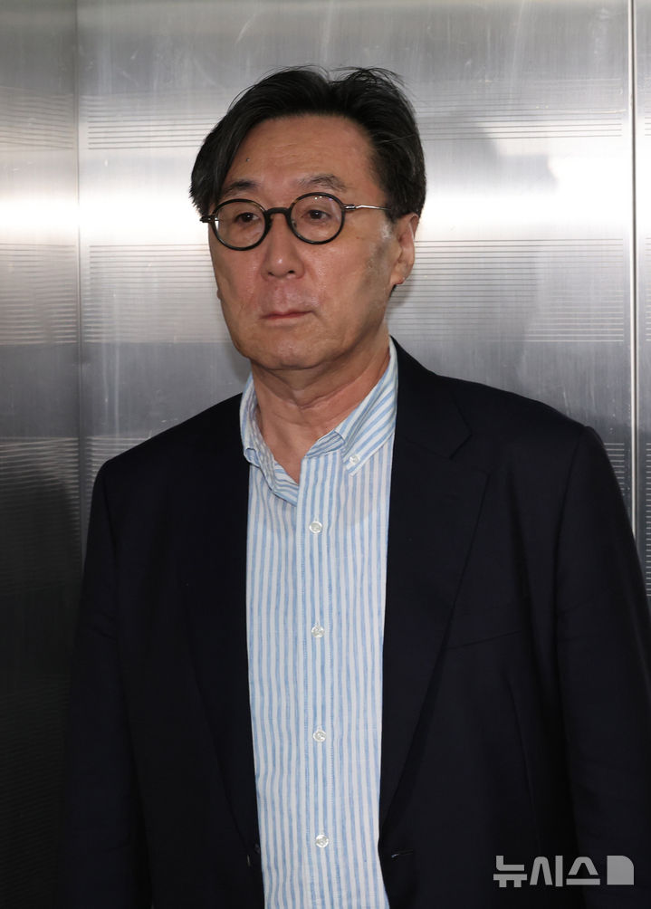 [서울=뉴시스] 배훈식 기자 = 장호진 전 국가안보실장이 16일 오전 서울 서초구 순직해병 특검 사무실에 피의자 신분으로 출석하고 있다. 2025.10.16. dahora83@newsis.com