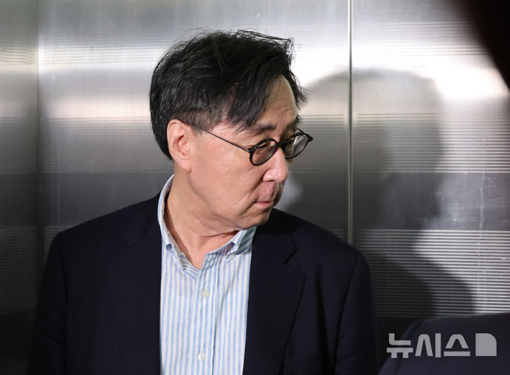 [서울=뉴시스] 배훈식 기자 = 장호진 전 국가안보실장이 16일 오전 서울 서초구 순직해병 특검 사무실에 피의자 신분으로 출석하고 있다. 2025.10.16. dahora83@newsis.com