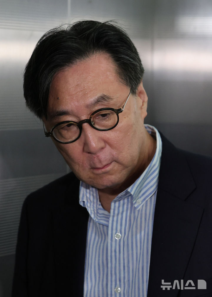 [서울=뉴시스] 배훈식 기자 = 장호진 전 국가안보실장이 16일 오전 서울 서초구 순직해병 특검 사무실에 피의자 신분으로 출석하고 있다. 2025.10.16. dahora83@newsis.com