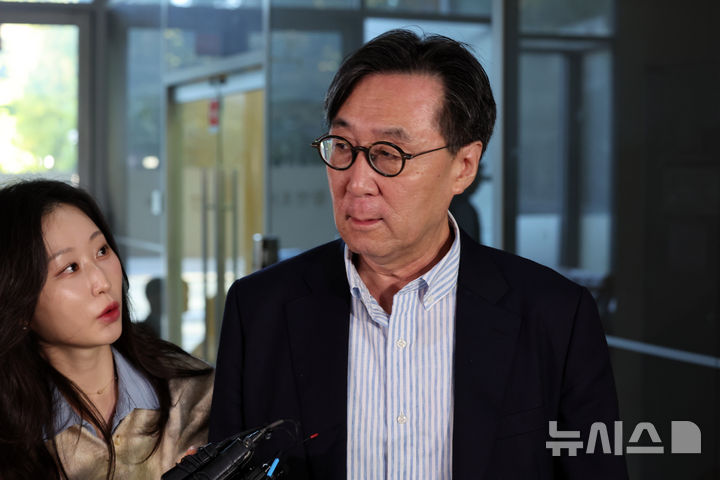 [서울=뉴시스] 배훈식 기자 = 장호진 전 국가안보실장이 16일 오전 서울 서초구 순직해병 특검 사무실에 피의자 신분으로 출석하며 취재진의 질문에 입을 닫고 있다. 2025.10.16. dahora83@newsis.com