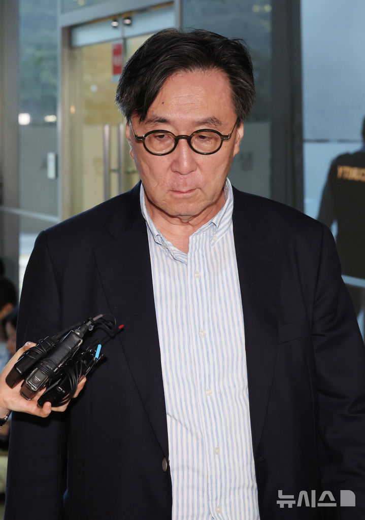 [서울=뉴시스] 배훈식 기자 = 장호진 전 국가안보실장이 16일 오전 서울 서초구 순직해병 특검 사무실에 피의자 신분으로 출석하며 취재진의 질문에 입을 닫고 있다. 2025.10.16. dahora83@newsis.com