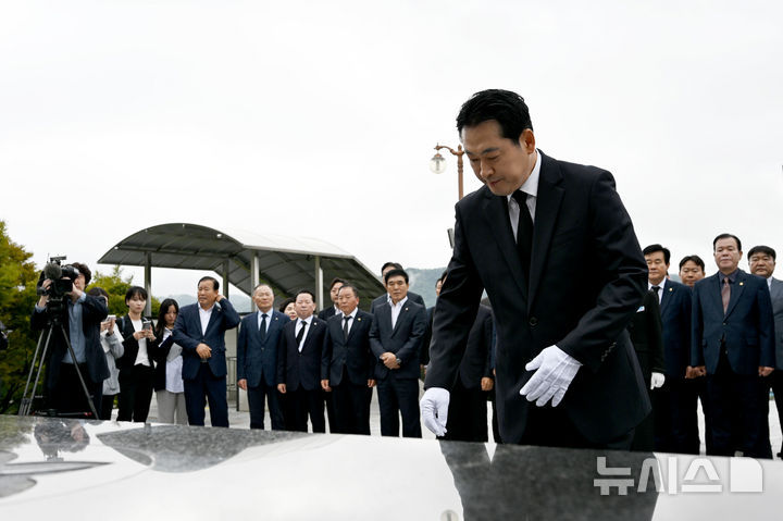 [창원=뉴시스] 차용현 기자 = 장동혁 국민의힘 대표가 16일 오전 경남 창원시 소재 국립 3.15민주묘지를 찾아 참배하고 있다. 2025.10.16. 2025.10.16. con@newsis.com
