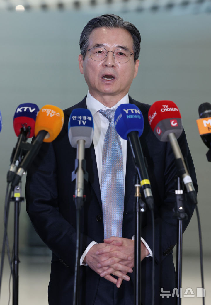[인천공항=뉴시스] 김진아 기자 = 김용범 대통령실 정책실장이 한미 관세 협상 후속 협의를 위해 16일 인천국제공항 제2터미널에서 워싱턴 D.C.로 출국하기 앞서 취재진의 질문에 답하고 있다. 2025.10.16. bluesoda@newsis.com