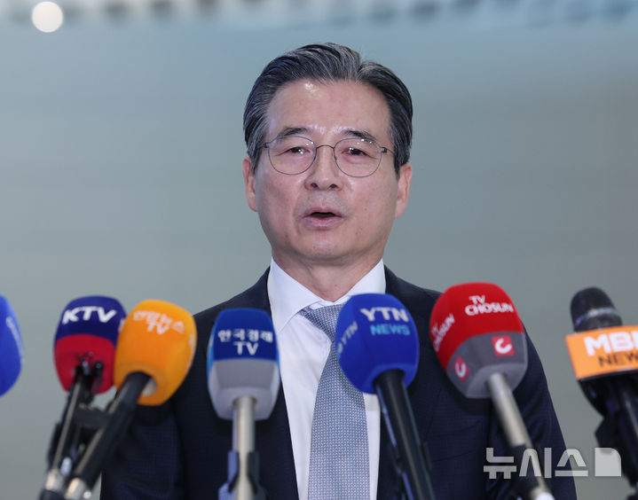 [인천공항=뉴시스] 김진아 기자 = 김용범 대통령실 정책실장이 한미 관세 협상 후속 협의를 위해 16일 인천국제공항 제2터미널에서 워싱턴 D.C.로 출국하기 앞서 취재진의 질문에 답하고 있다. 2025.10.16. bluesoda@newsis.com